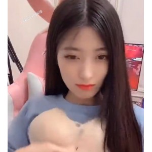 英雄联盟主播月月大小姐1v1精彩对决65m，粉丝疯狂收藏