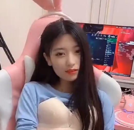 英雄联盟主播月月大小姐1v1精彩对决65m，粉丝疯狂收藏