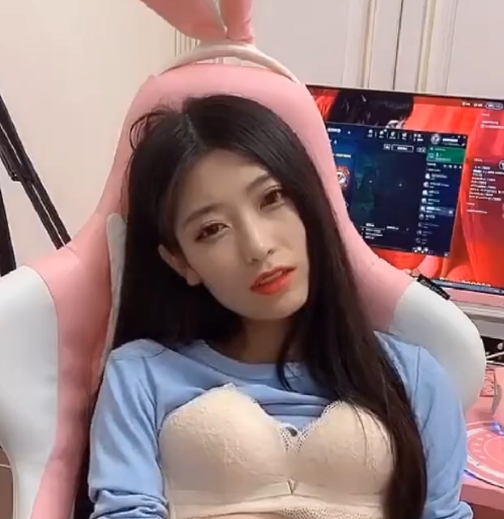 英雄联盟主播月月大小姐1v1精彩对决65m，粉丝疯狂收藏