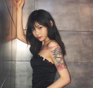 姐妹花自拍资源：36个视频1.2G，身材曲线迷人，露脸展示，下载观看