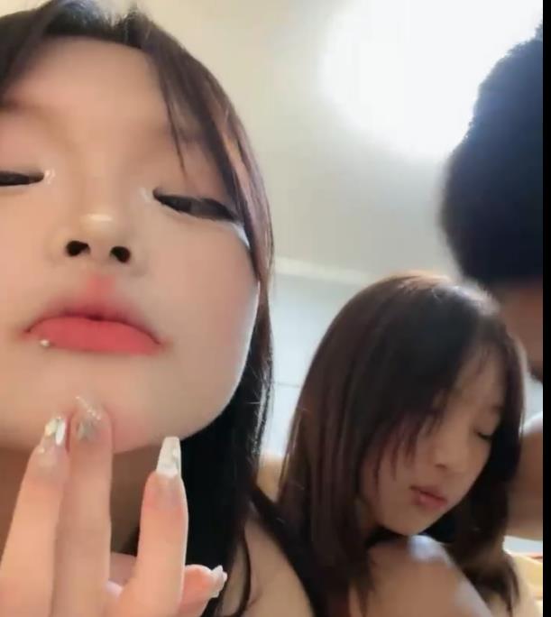 姐妹激战自拍合集，8V5.8G直播资源，精彩长片尽在其中！