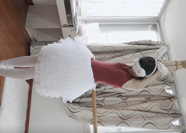 欢绅士风格的观众来说，这部作品绝对是不可错过的精彩合集。虎牙最新人气爆火高质量妹子指教系列芭蕾白丝嘴上功夫训练作品合集，让你尽情感受森萝财团子带来的视听盛宴！