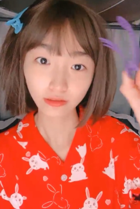 19岁学妹+呜崽酱+92v49.9g