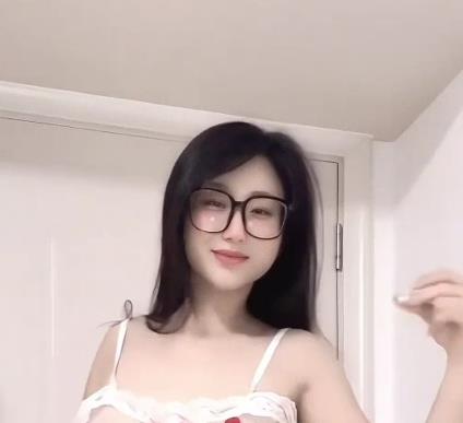 快手粉主播定制舞一只白咩咩最新合集13V539M，车灯自拍，舞蹈漏点