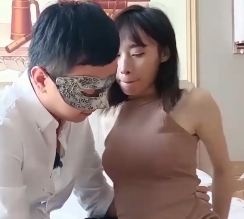 太勾人1V葫芦影业675MB户外车边互动