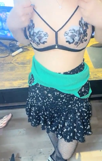 虎牙新晋人气神秘主播优质身材浮力姬女神（泽美）最新散播室外情感交流视频合集